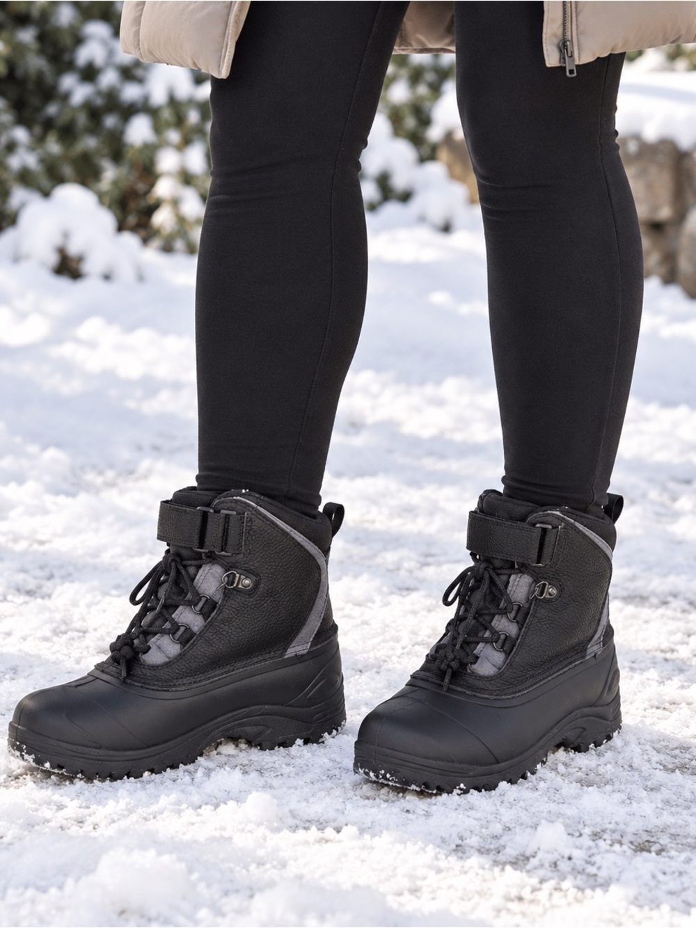 Women’s 7M Black Gray Thinsulate Insulated Lace-Up Winter Snow Boots